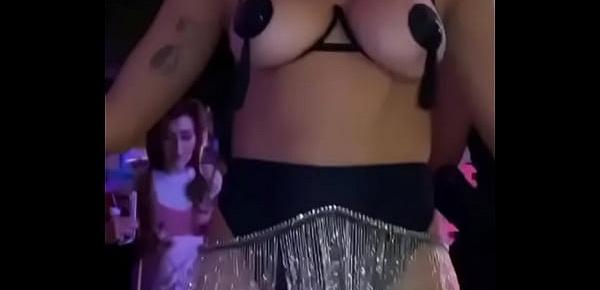  Anitta Balançando os peitos gostosos